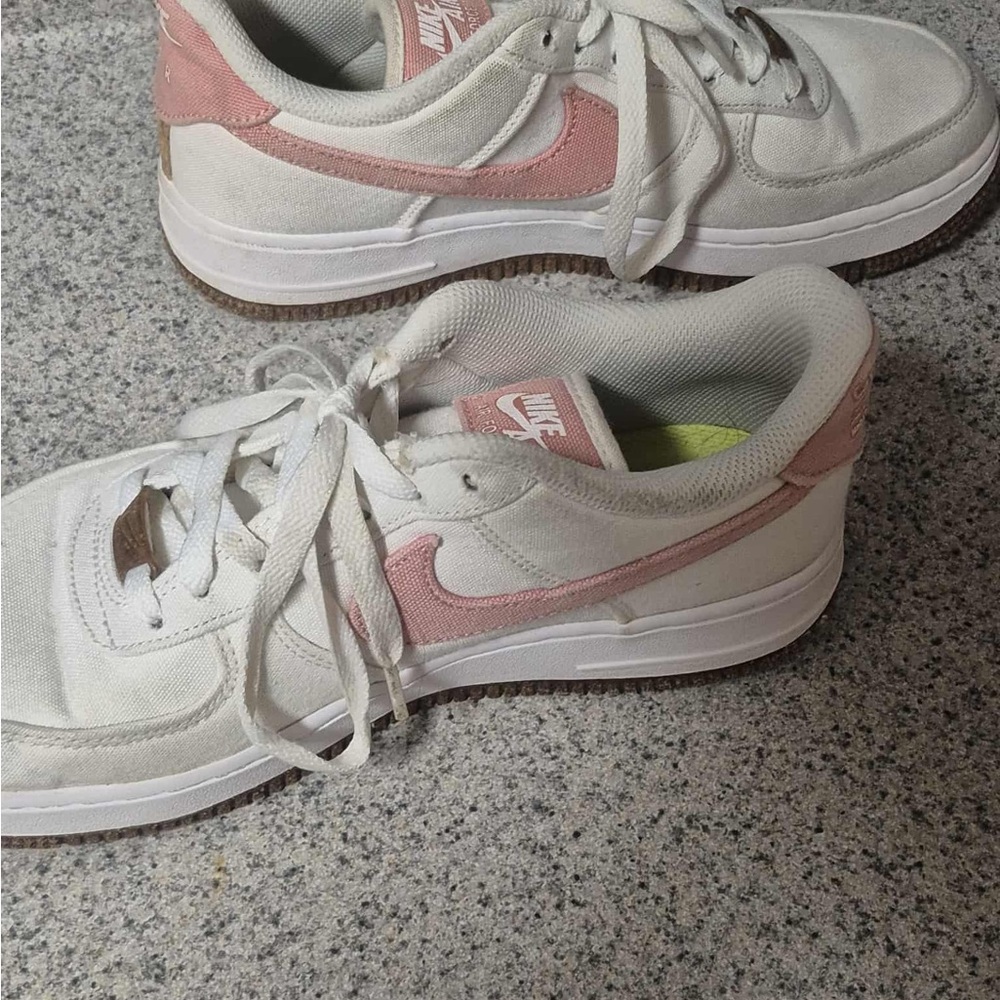 Nike Women's White and Pink Casual Sneakers